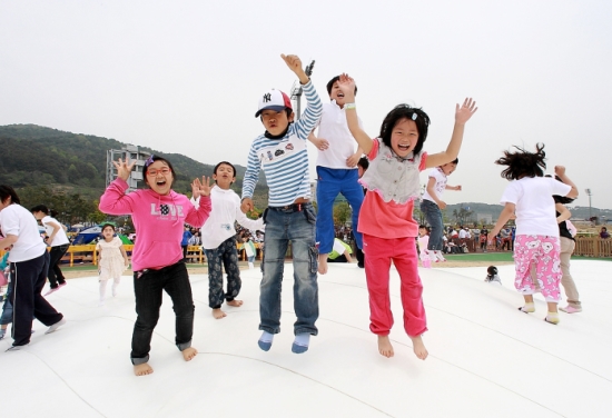▲ 경마문화축제에 참가한 아이들이 에어바운스에서 즐거운 시간을 보내고 있다.