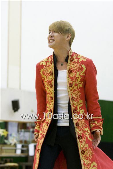 [PHOTO] Kim Junsu rehearses for "Mozart!"