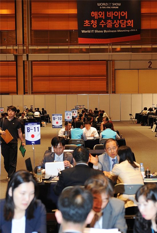 2011 월드IT쇼 부대행사로 무역협회가 주최하는 IT제품 수출상담회에서 해외 바이어들과 한국 기업 관계자들이 열띤 상담을 진행중이다. 

