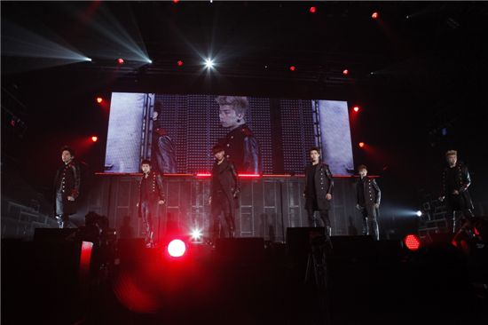 2PM at their "2PM 1st JAPAN TOUR 2011 'Take off'" concert in Japan. [JYP Entertainment]