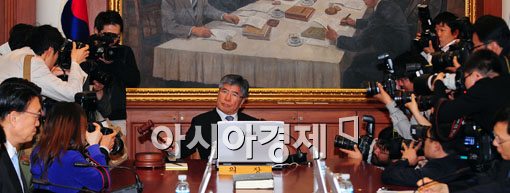 [포토] 금리 동결을 알리는 김중수 총재