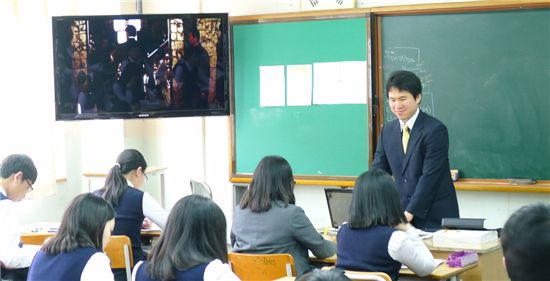 12일 오후 천안불당중학교 2학년 3반에서 최유림 선생님이 영화 '인셉션'을 활용하면서 학생들과 영어수업을 하고 있다.
