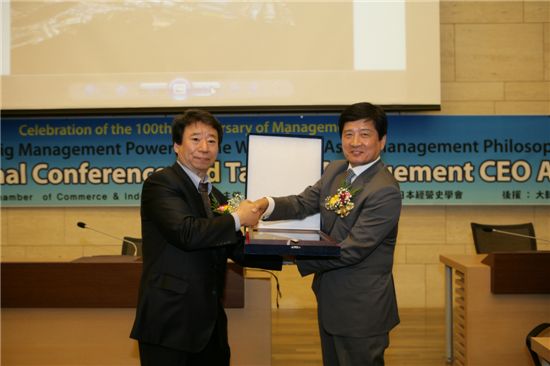 [포토]테일러경영 CEO상 수상한 남상태 사장