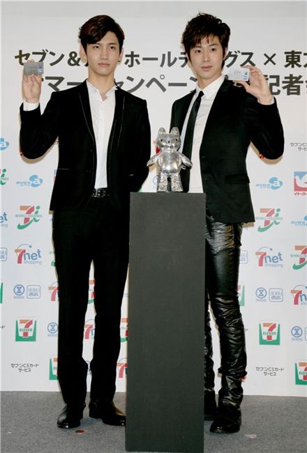 TVXQ showed up at a press conference to announce their collaboration with Sego & Seibu on May 12, 2011. [SM Entertainment]