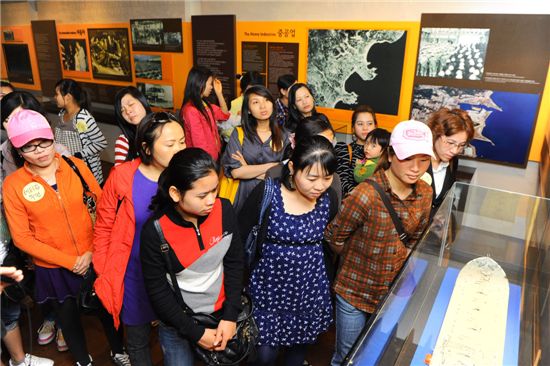 13일 현대중공업을 방문한 ‘동구다문화가족지원센터’의 외국인 근로자 가족들이 직원들로부터 전시실을 둘러보고 있다.