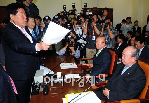 [포토] "장관, 왜 민주당 의원들을 도망다니는거죠?"