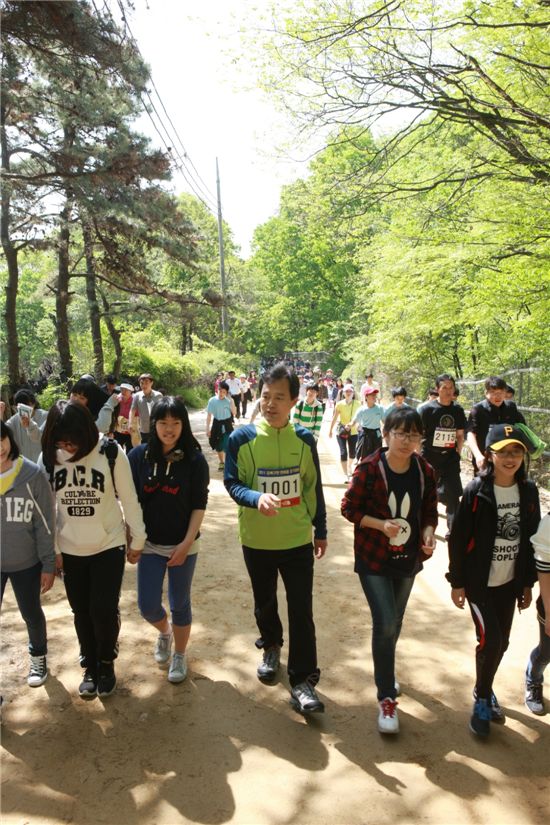 박겸수 강북구청장(1001번)이 학생들과 함께 걷고 있다.