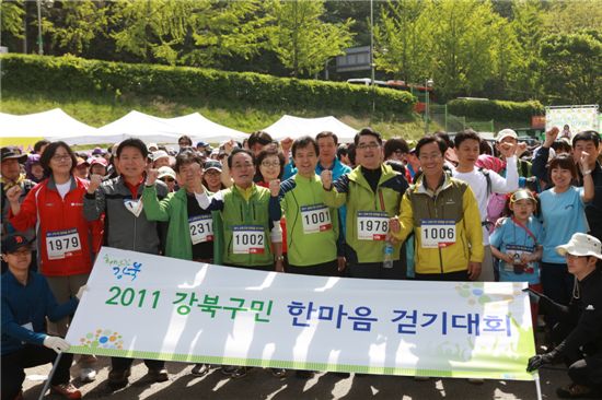 2000여 강북구민 우이령 숲길서 봄 만끽