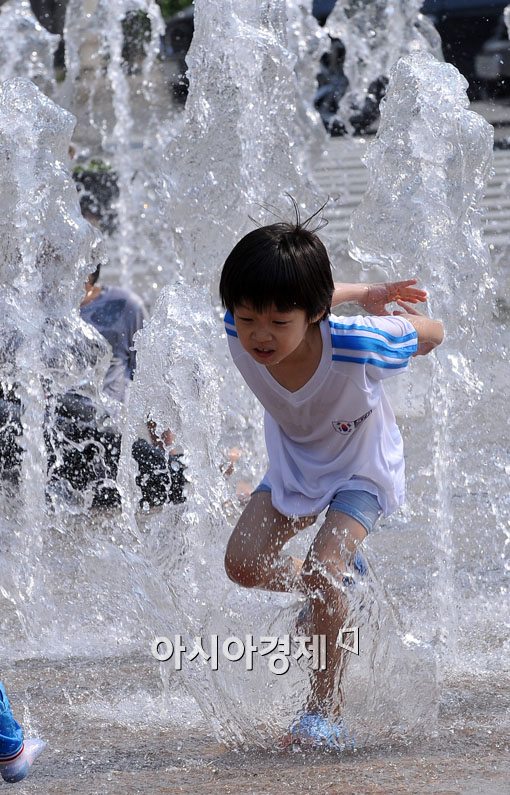 [포토] '서울광장 분수를 뚫고~'