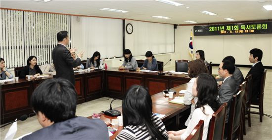 오홍석 토론회 지도강사(서 있는 사람)이 독서와 토론에 대한 설명을 하고 있다.