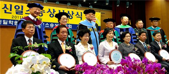 '신일스승사' 평교사 7명 수상