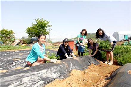 리노스, 베다니마을 봉사활동 8년째 이어가