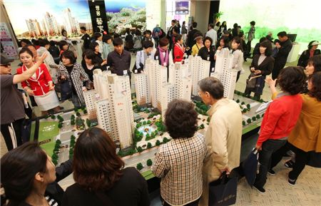 지난 13일 부산광역시 동래구 사직3동(구 송월타올 부지)에 개관한 금정산 2차 쌍용 예가 견복주택에는 주말 동안에만 1만5000여명이 몰렸다. /쌍용건설


