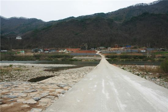 [김경래의 우리 땅 살만한 마을] 물 따라 바위산 따라가면 살기 좋은 동강마을