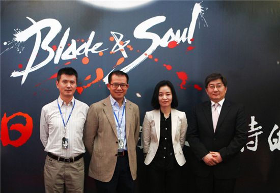 윤송이 엔씨소프트 부사장(오른쪽에서 두번째)이 16일 '블레이드&소울' 중국 수출 계약을 체결하고 관계자들과 기념촬영을 하고 있다.