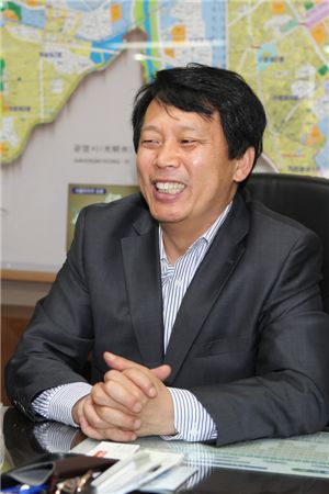 이성 구로구청장은 특별히 어려운 이웃들을 챙기는 따듯한 구청장으로 유명하다. 특히 일자리를 찾는 주민과 노숙인 등 어려운 형편의 주민들을 도우려는 행보를 계속해오고 있어 칭찬이 자자하다.