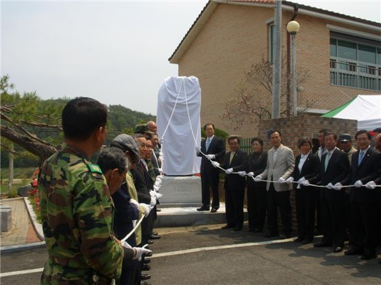 송요찬 전 내각수반 공적비 제막식 모습.