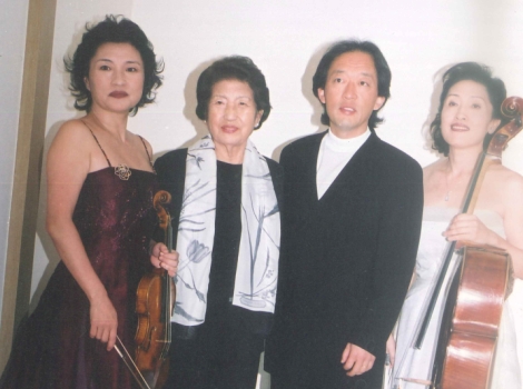 '정트리오'가 어머니 이원숙 여사의 86번째 생일을 맞아 2004년 9월 서울 예술의 전당에서 협연을 했을 때의 사진. 왼쪽부터 정경화씨, 이원숙 여사, 정명훈씨, 정명화씨.    사진=서울시향 제공