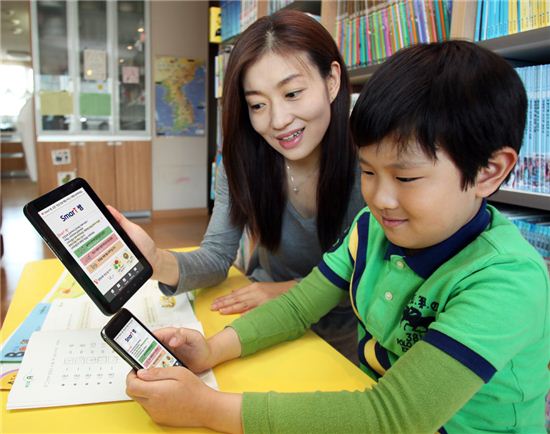 SK텔레콤이 태블릿PC와 스마트폰에서 이용할 수 있는 교육 콘텐츠 '스마트쌤'을 서비스한다. 