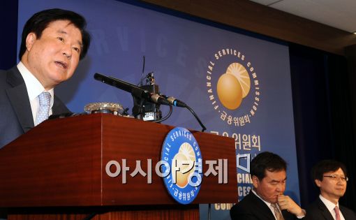 [포토]우리금융지주 매각 재추진 발표하는 민상기 공자위원장