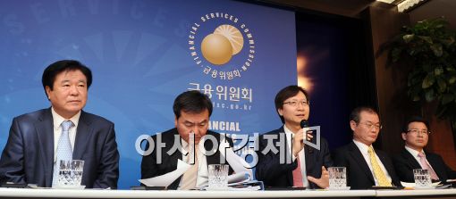 [포토]질문에 답하는 공적자금관리위원들