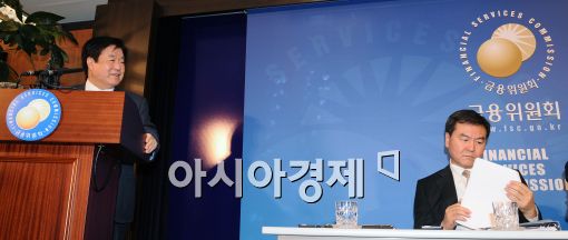 [포토]우리금융 매각 발표 '엇갈린 표정'