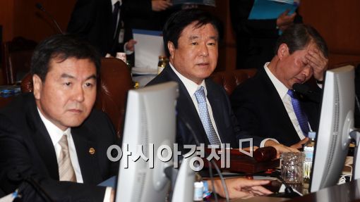 [포토]고민스런 공적자금관리위원들