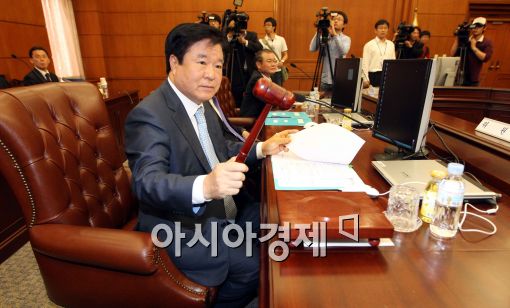 [포토]의사봉 두드리는 민상기 공자위원장