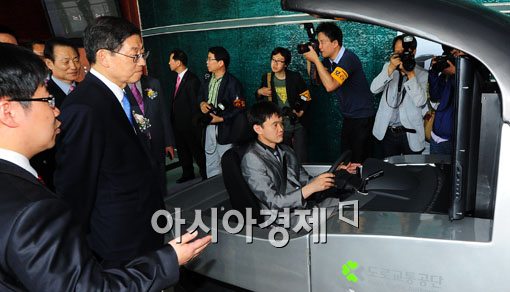 [포토] 안전운전 요령 배우는 김황식 총리