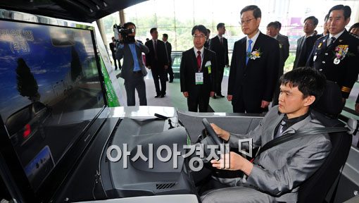 [포토] 안전운전 요령 배우는 김황식 총리