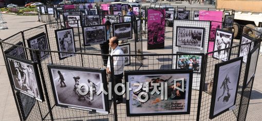 [포토]5·18 민주화운동 사진 내걸린 서울광장