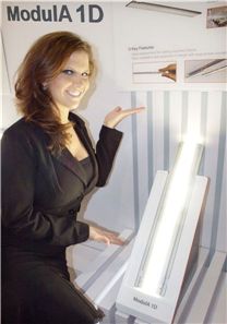 LG이노텍이 미국 국제조명박람회(LIGHT FAIR International) 2011에서 공개한 8mm 두께 초슬림 LED평판조명모듈 ‘모듈라(ModulA) 1D’를 모델이 선보이고 있다. 