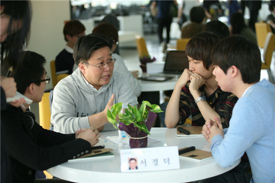 17일 성균관대가 대학축제를 맞아 마련한 '리빙 라이브러리' 행사에서 한국홍보전문가 서경덕씨가 학생들과 대화를 나누고 있다.