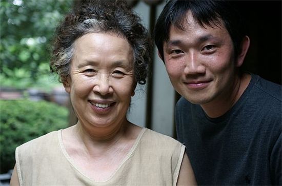 Veteran actress Na Moon-hee (left) and director Jung Dae-youn (right) on the set of MBC's "IT'S ME, GRANDMA." [MBC]