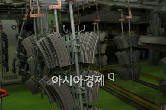 1공장에서 근무하는 직원은 총 369명이다. 이중 생산직직원 335명은 11개 파트로 나뉘어 총열, 총몸, 노리쇠 등 각자 자기가 맡은 부품을 생산한다. 이곳은 K2소총의 경우 한달 최대 2000여정까지 생산해낼 수 있다. 