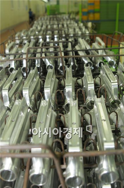 만들어진 부품은 모래알과 돌을 이용해 표면을 다듬는 전처리과정과 화학약품으로 색을 칠하는 보호피막처리를 하게 된다. 보호피막처리실의 가로 3m, 세로 2m크기 용기속에 부품들이 들어갔다 나오니 소총의 빛깔이 만들어졌다. 