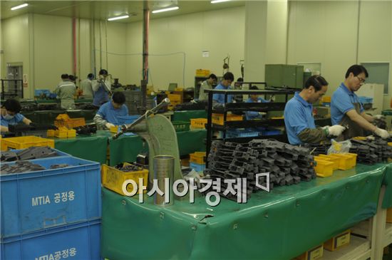 3층건물인 1공장에 들어서자 공작기계들이 수백여대가 줄을 맞춰 서 있었다. 이곳에서는 1984년 첫 양산된 K1A소총을 비롯해, K2소총, K3기관총, K4유탄기관총, K5권총, K7소음기관단총, K201유탄발사기, M60기관총 등이 생산된다. 한국 10대 명품무기로 손꼽히는 K11복합형소총도 눈에 들어왔다. 