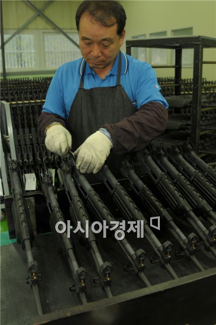 색깔이 입혀진 부품들은 검사인원들에게 넘겨져 일종의 신체검사를 받는다. 검사인원은 총 18명으로 책상앞에서 미동조차 없었다. 이 직원들은 국방규격과 비교해 부품크기의 0.001mm인 마이크로미터(μm)까지 오차를 잡아낸다. 