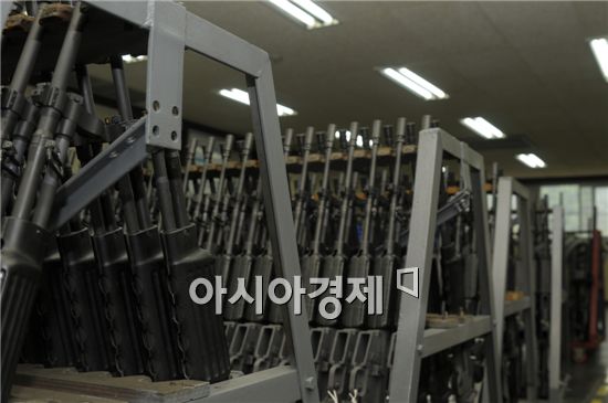 만들어진 부품은 모래알과 돌을 이용해 표면을 다듬는 전처리과정과 화학약품으로 색을 칠하는 보호피막처리를 하게 된다. 이과정을 마치자 장난감처럼 보이던 부품들이 제모습을 드러냈다.