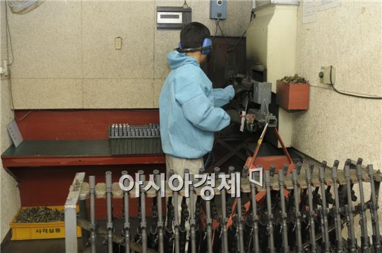 공장안의 모든 시험사격은 사람이 직접 하지 않는다. 정확한 명중율 측정을 위해 고정대(mount)에 총을 고정시킨후 건물 옆에 산과 연결한 지름 1m 관을 통해 발사했다. 