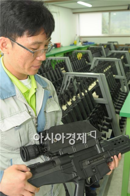 S&T대우에서는 1984년 첫 양산된 K1A소총을 비롯해, K2소총, K3기관총, K4유탄기관총, K5권총, K7소음기관단총, K201유탄발사기, M60기관총 등이 생산된다. 한국 10대 명품무기로 손꼽히는 K11복합형소총도 눈에 들어왔다. 