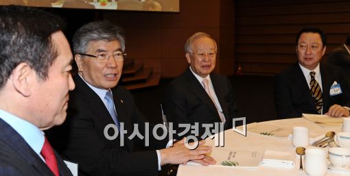 [포토]대화 나누는 김중수 총재