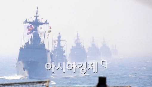 [포토] 독도함을 지휘함으로 합동상륙훈련 실시