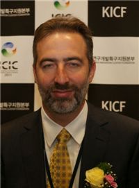 창업국가를 쓴 사울 싱어가 18일 대전서 열린 국제혁신클러스터 컨퍼런스서 기조연설 뒤 기자회견을 갖고 있다.
