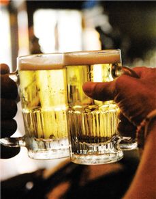 엉덩이 관절 뼈가 삭는다 술고래 중년에 ‘옐로카드’