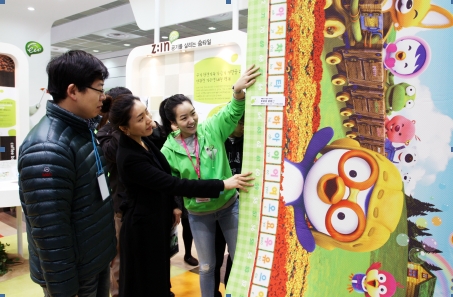 한 육아박람회에서 고객들이 LG하우시스의 뽀로로 캐릭터가 그려진 놀이방매트를 살펴보고 있다. 
