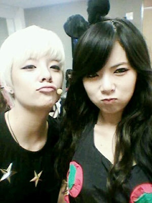 f(x) Amber strikes a pose with 4minute Hyun-a 