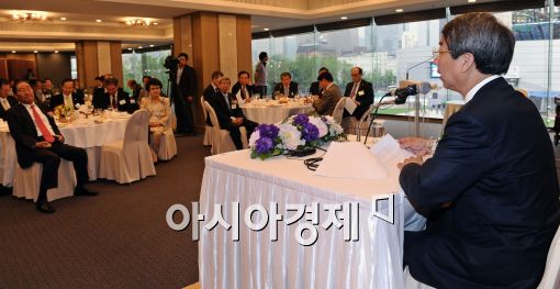 [포토]강연하는 정운찬 위원장