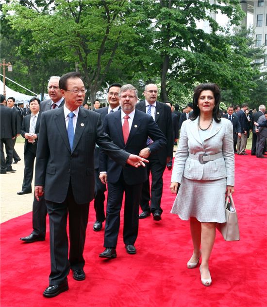박희태 국회의장이 19일 G20국회의장회의에 참석한 의장단들과 함께 국회 전통한옥 '사랑재'에 들어서고 있다.
