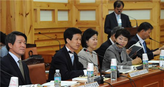 이돈구 산림청장(왼쪽에서 두 번째)이 산림정책자문위원회 회의에서 산림정책 현안을 설명하고 있다. 왼쪽은 구길본 산림과학원장. 

